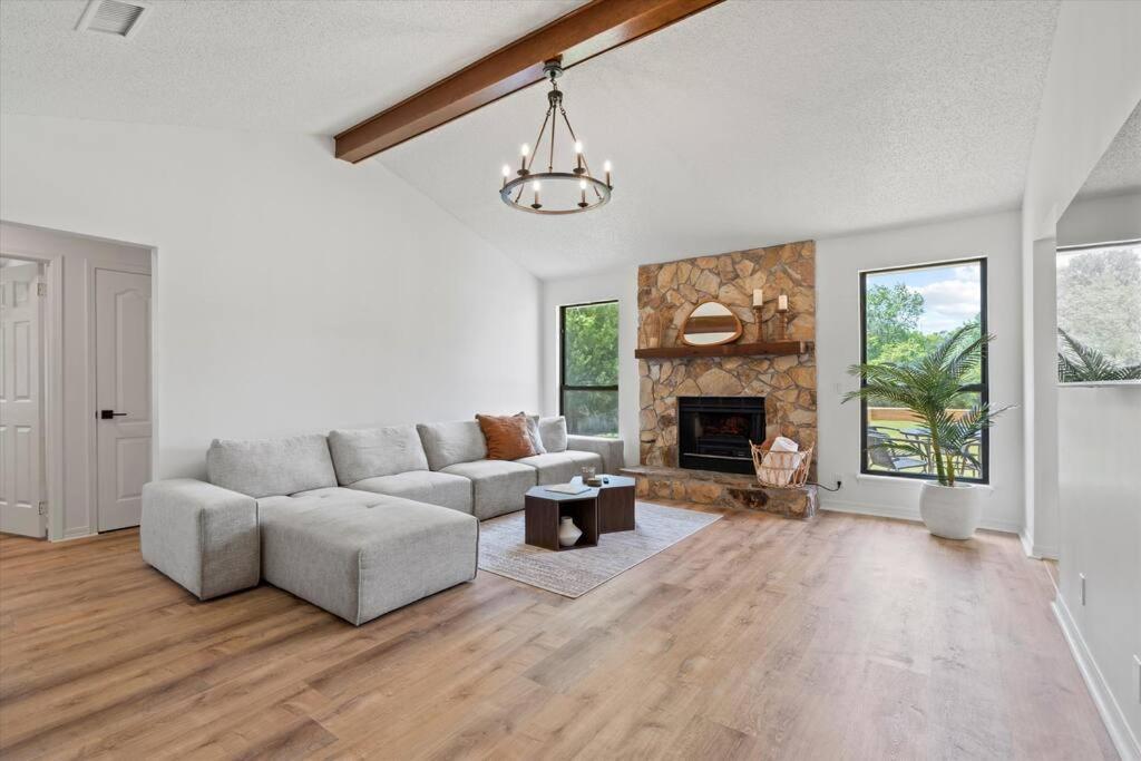 Spacious Home Near Beach, Large Yard, Game Room And Dog Friendly 잭슨빌 외부 사진